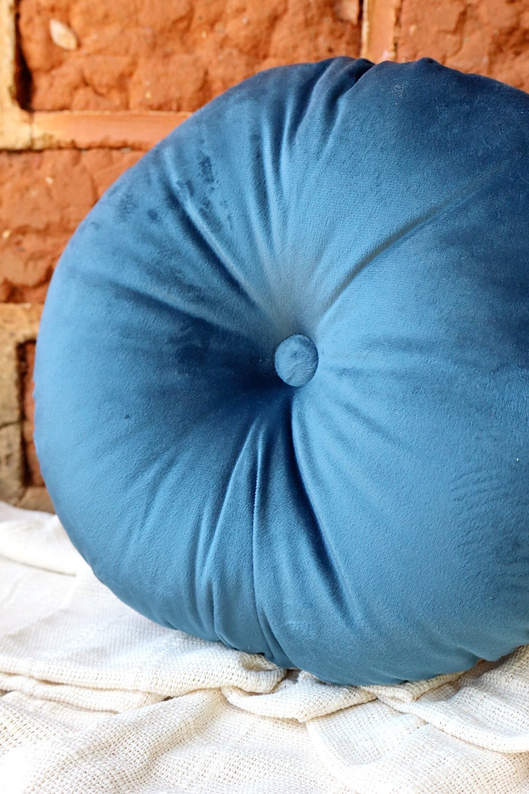 Almofada Redonda Decorativa Com Botão Suede Azul