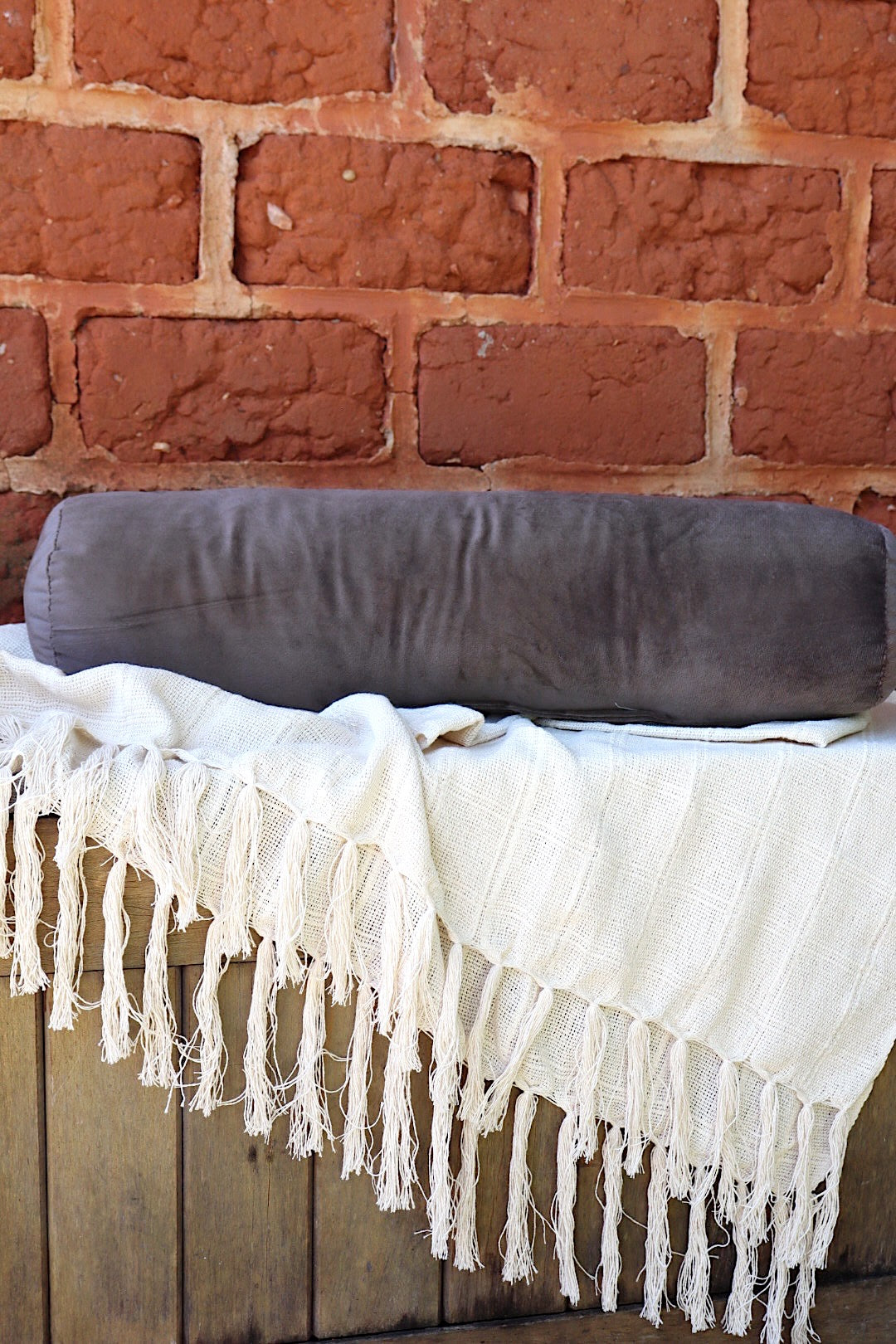 Almofada Rolinho Decorativa Suede Marrom