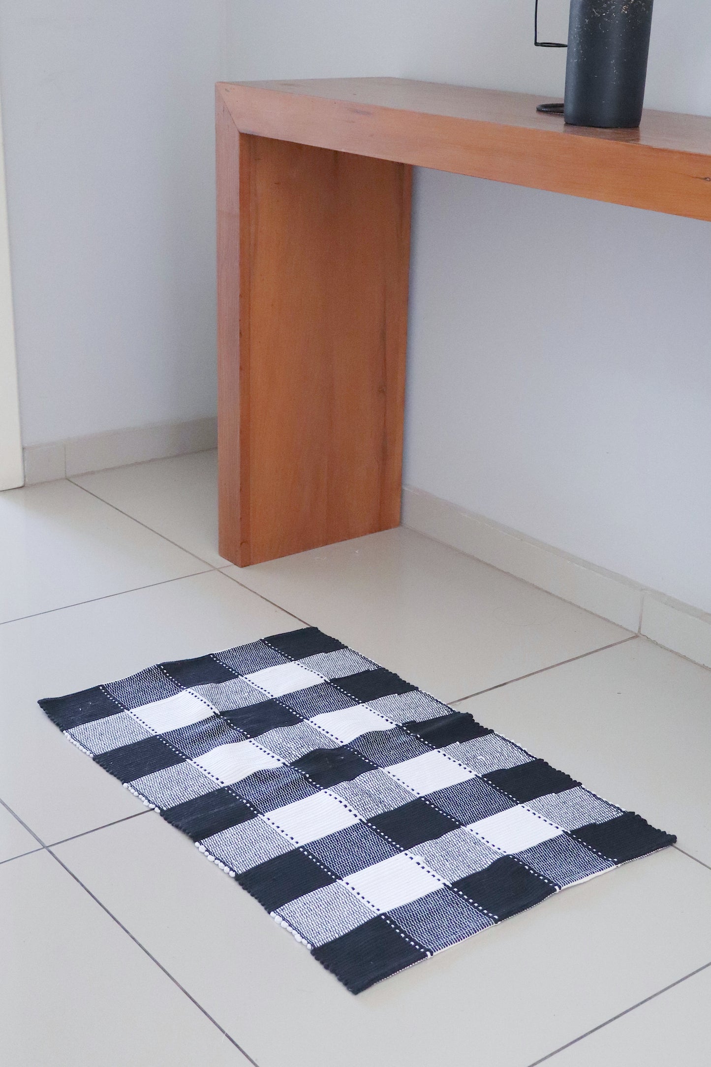 Par de Tapete de Malha Sem Franja Xadrez Branco e Preto