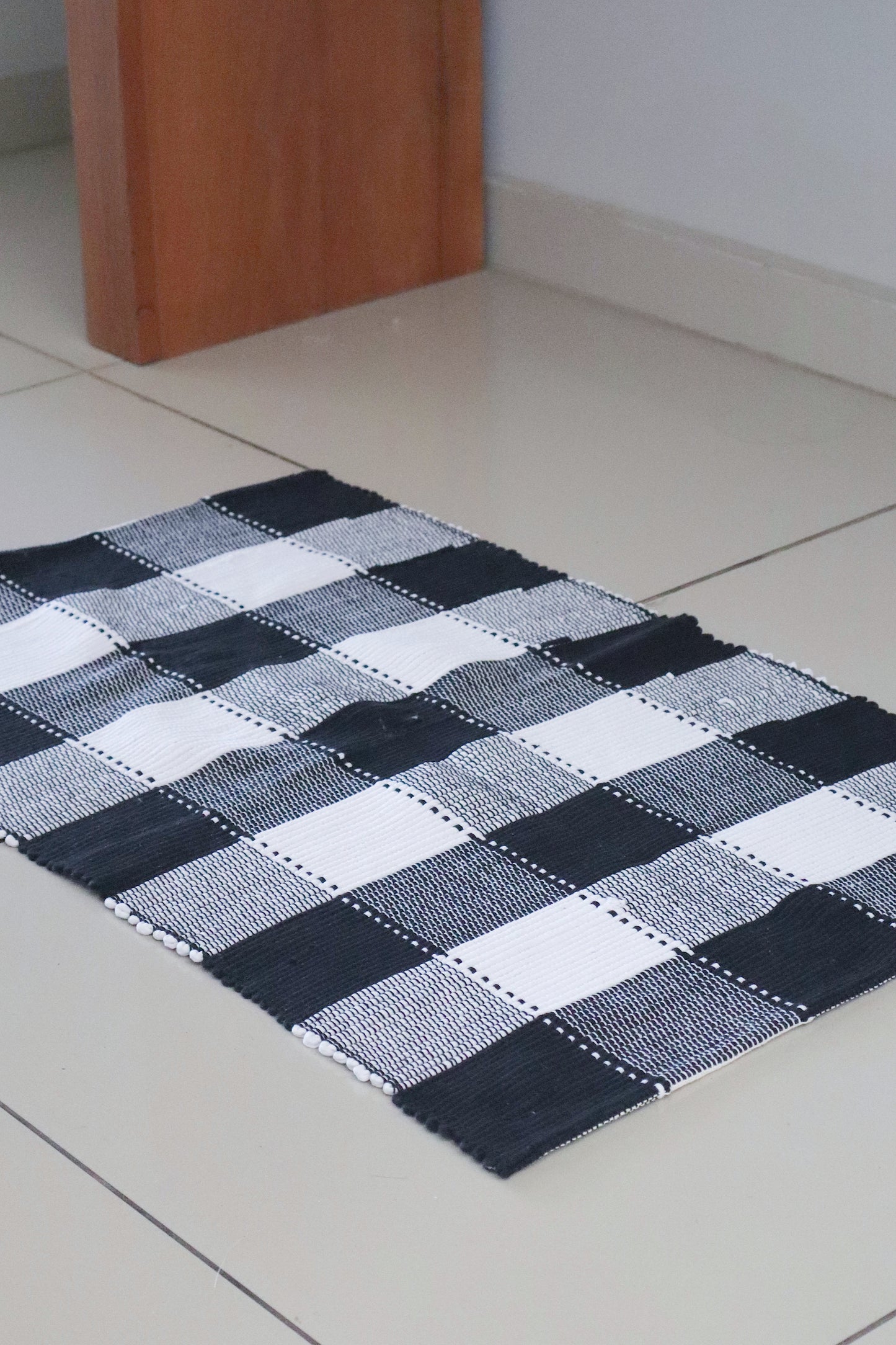 Par de Tapete de Malha Sem Franja Xadrez Branco e Preto