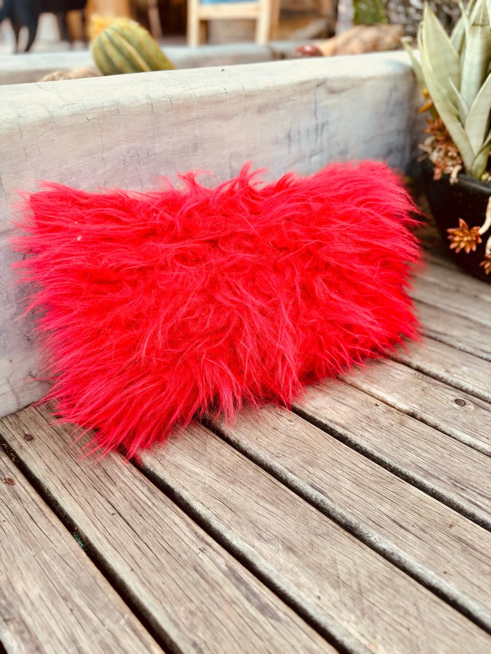 Capa de Almofada Baguete Pelúcia Pelo Alto Pelinho 30x50cm Vermelha