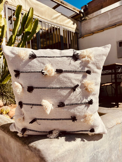 Capa de Almofada Algodão Bordada Com Pompom Preto e Cru 50x50cm