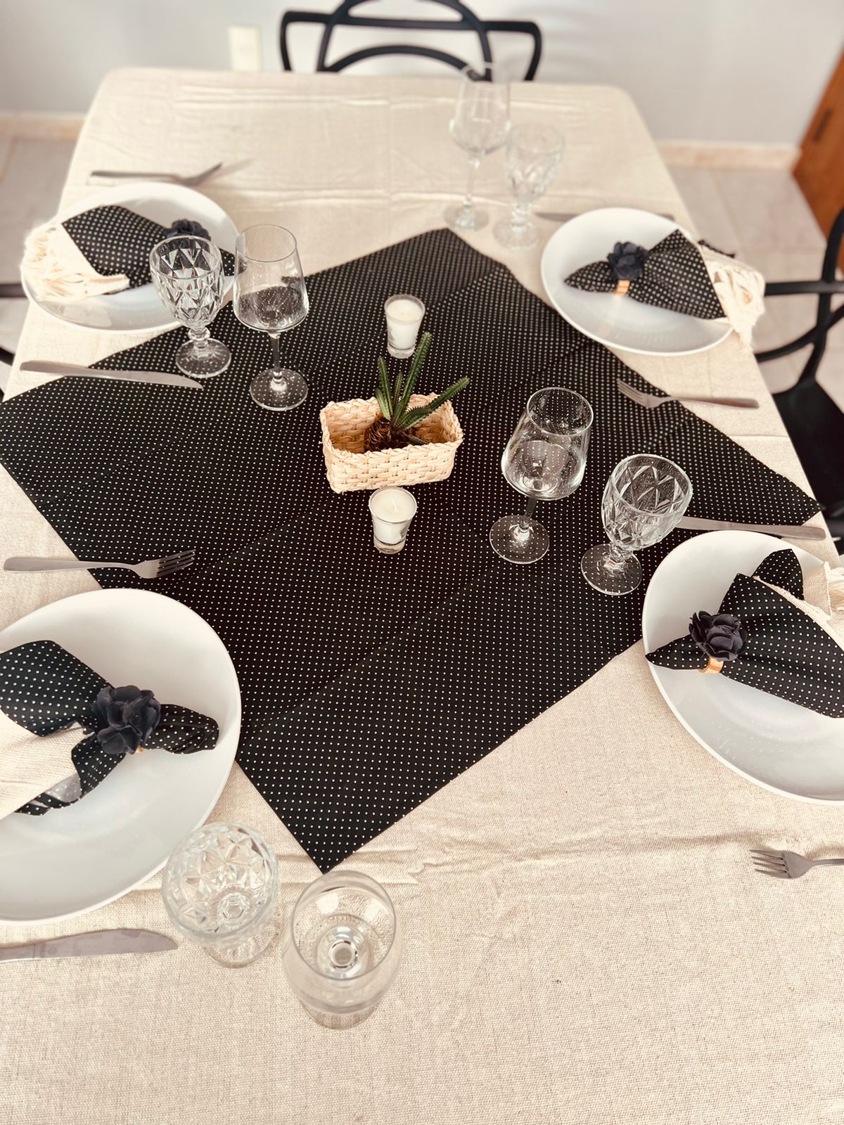 Toalha de Mesa com Barra de Tricoline Poá Preto com Composê 1,5mx2,2m