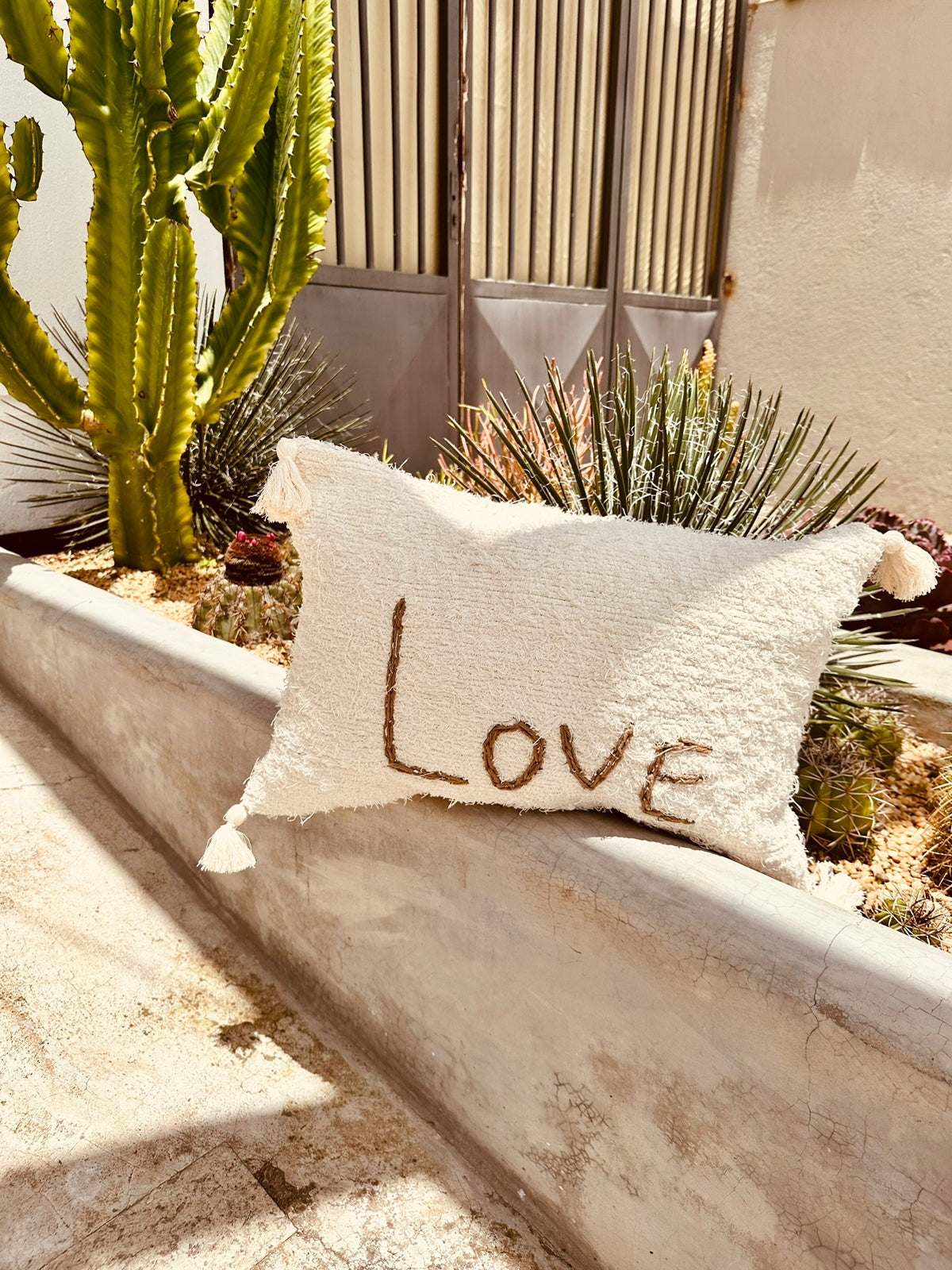 Capa de Almofada Algodão Baguete Bordada Love Bege 30x50cm