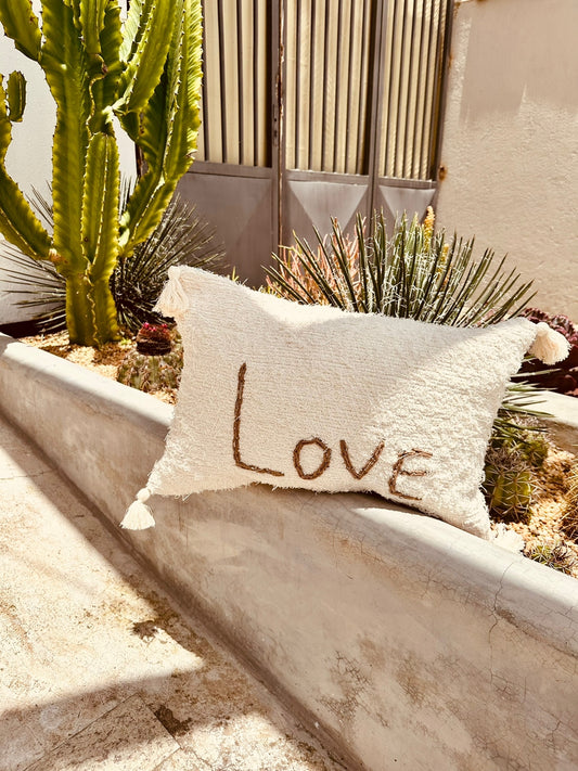 Capa de Almofada Algodão Baguete Bordada Love Bege 30x50cm